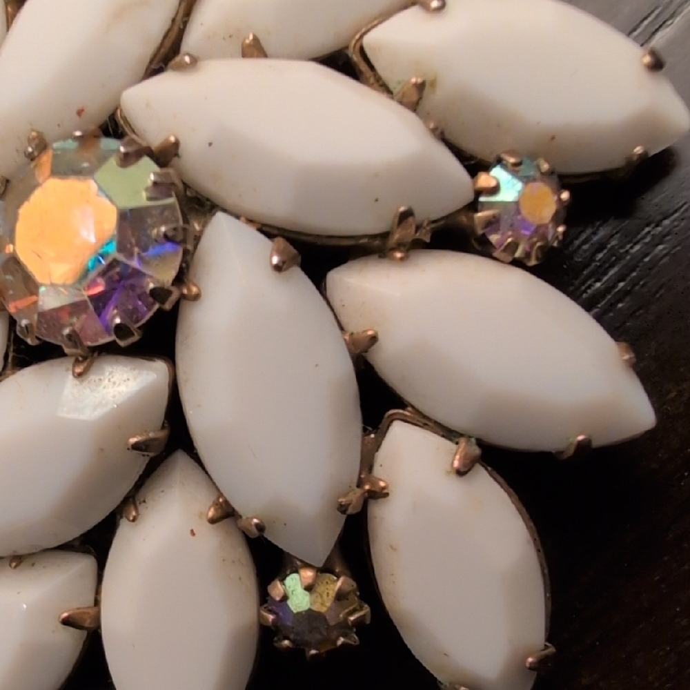 Vintage Brooch (Unsigned Juliana) large White Milk Glass and Aurora Borealis - Picture 5 of 8